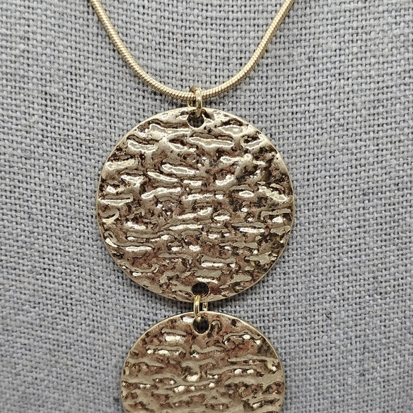 Hammered disk necklace 😍 - Picture 2 of 5